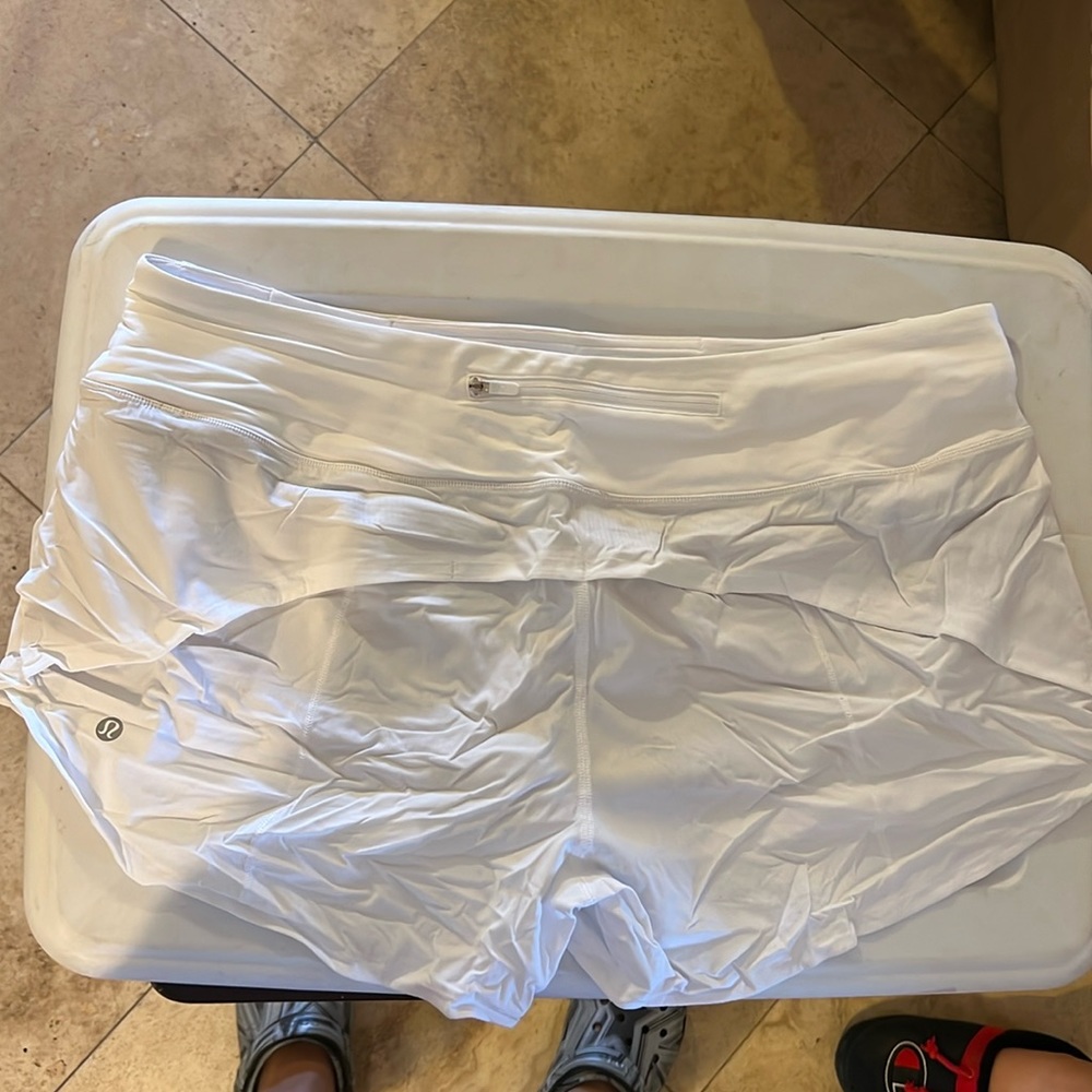 Lululemon Speed Up 4 in shorts